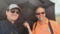 Gerben rettete Markus beim Wertungsflug im Regen mit seinem großen Schirm